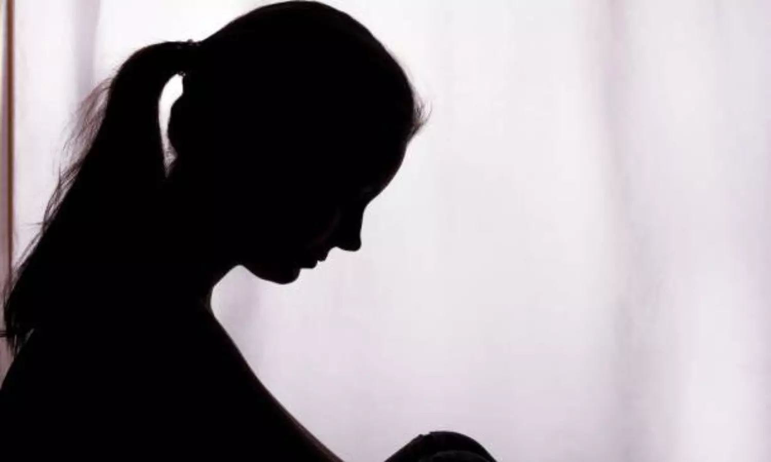 నడిరోడ్డుపై మహిళా ఉద్యోగిని అడ్డుకొని దాడి.. చీర చింపేశారు నడిరోడ్డుపై మహిళా ఉద్యోగిని అడ్డుకొని దాడి.. చీర చింపేశారు