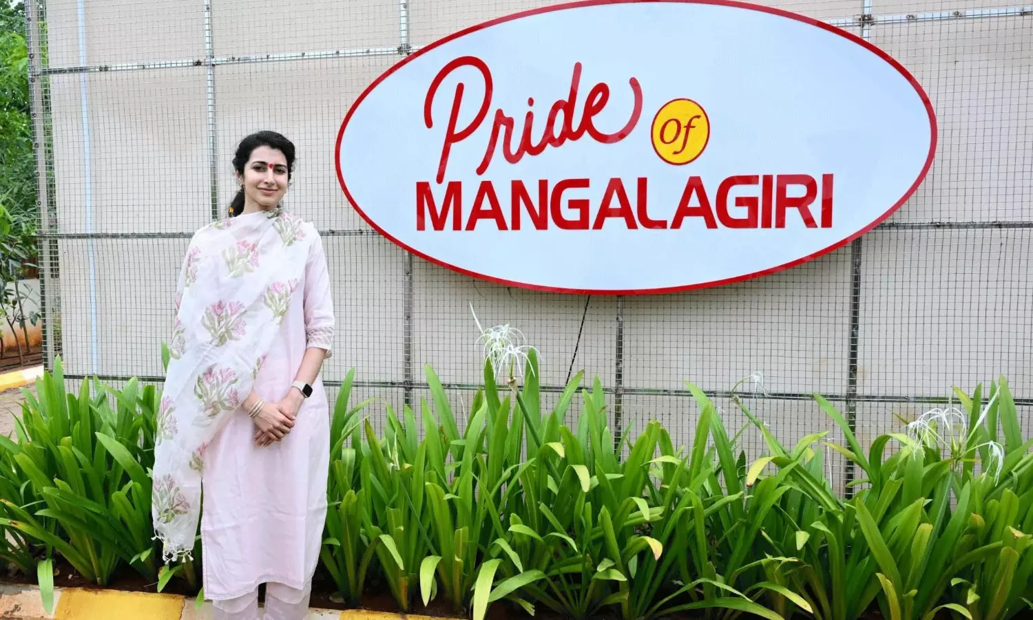 మంగళగిరిలో బ్రాహ్మణి సందడి.. ఫొటోలు వైరల్