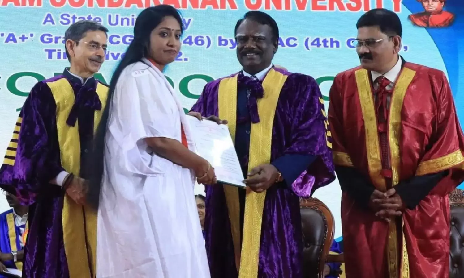 పొలిటికల్ హీట్: గవర్నర్‌ నుంచి డిగ్రీ తీసుకోవడానికి విద్యార్థిని నిరాకరణ..వీడియో