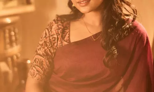 Ivana in maroon saree with classic charm