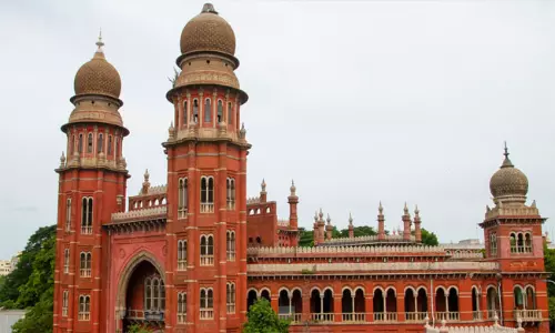 మహిళను చేయిపట్టుకొని లాగితే.. మద్రాస్ హై కోర్టు సంచలన తీర్పు..