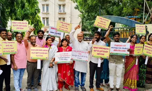 300 కోట్ల స్కాం... సినీ కార్మికుల మహాధర్నా