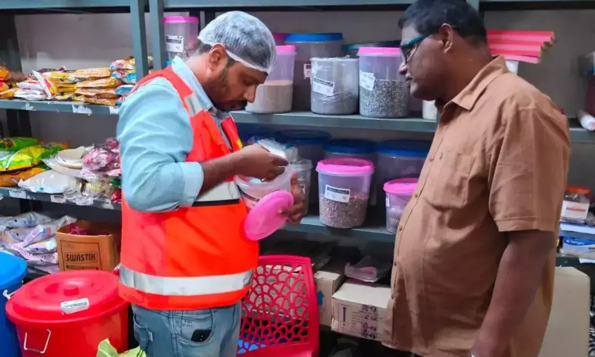 పిస్తా హౌస్.. కిచెన్ ఇంత అరాచకమా?