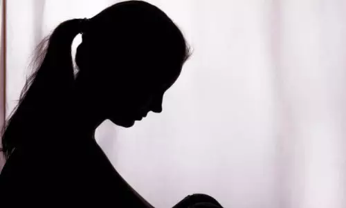 నడిరోడ్డుపై మహిళా ఉద్యోగిని అడ్డుకొని దాడి.. చీర చింపేశారు