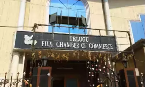 చర్చలు విఫలం.. టాలీవుడ్ లో సమ్మె కొనసాగింపు