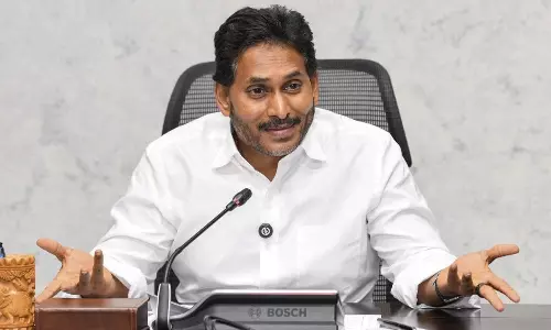 జాతీయ మీడియాను శ‌ర‌ణు జొచ్చిన‌ జ‌గ‌న్.. రీజ‌నేంటి?