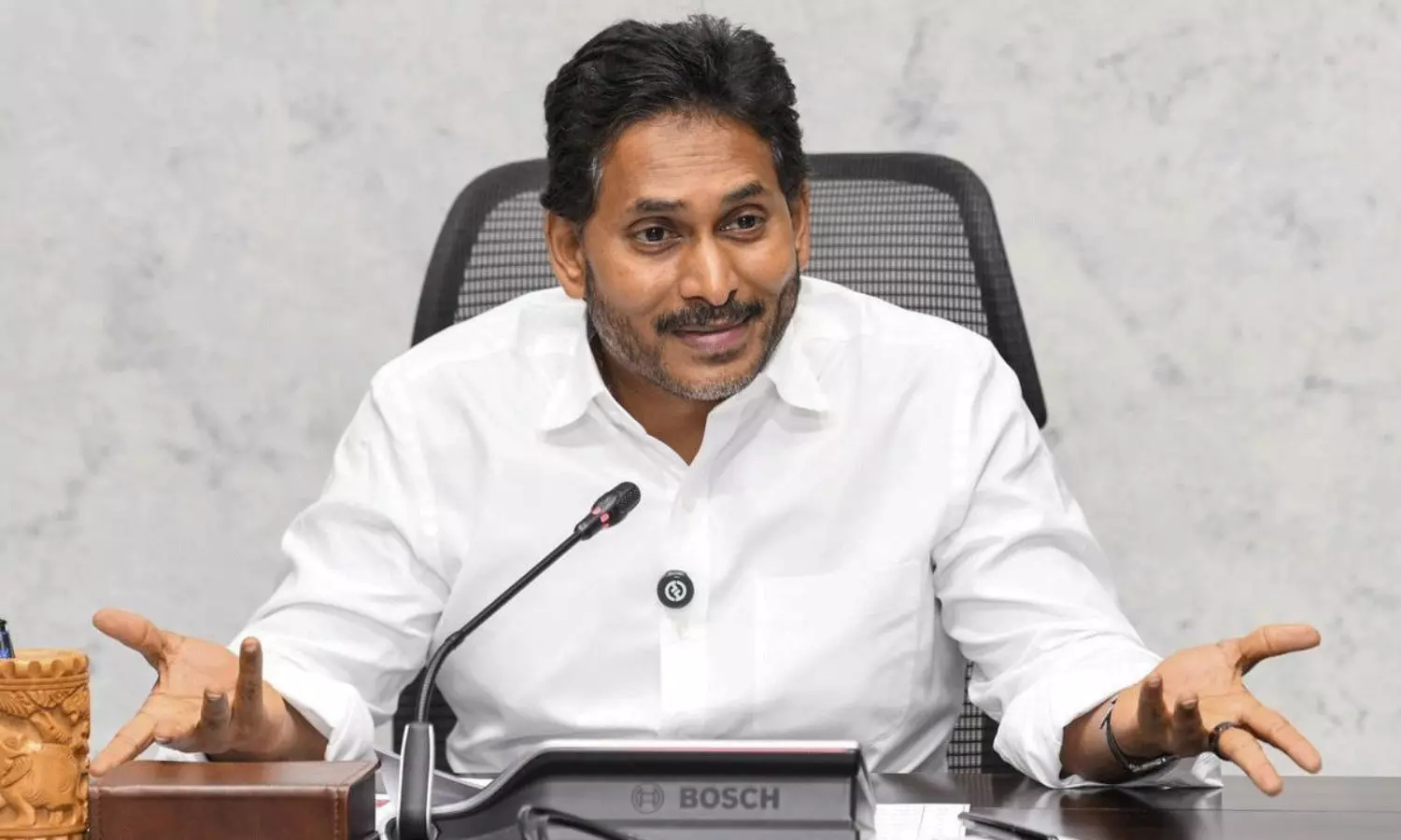 జగన్ అభిమానిపై పిడి గుద్దులు.. వీడియో వైరల్ జగన్ అభిమానిపై పిడి గుద్దులు.. వీడియో వైరల్