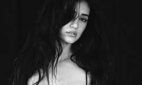 ఫోటో టాక్‌ : డార్క్‌ షేడ్‌లో కల్కి బ్యూటీ అందాల షో