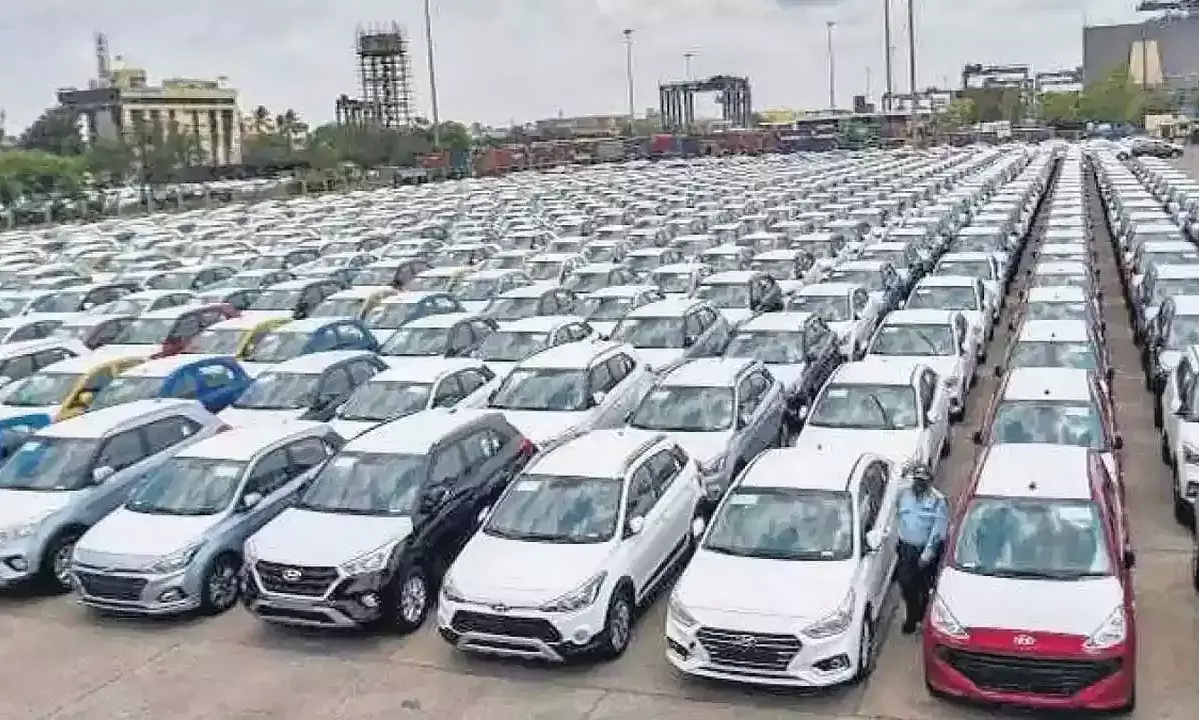 తెలంగాణలో కారు కొనే వారికి చేదువార్త.. పన్నుల్ని పెంచిన ప్రభుత్వం