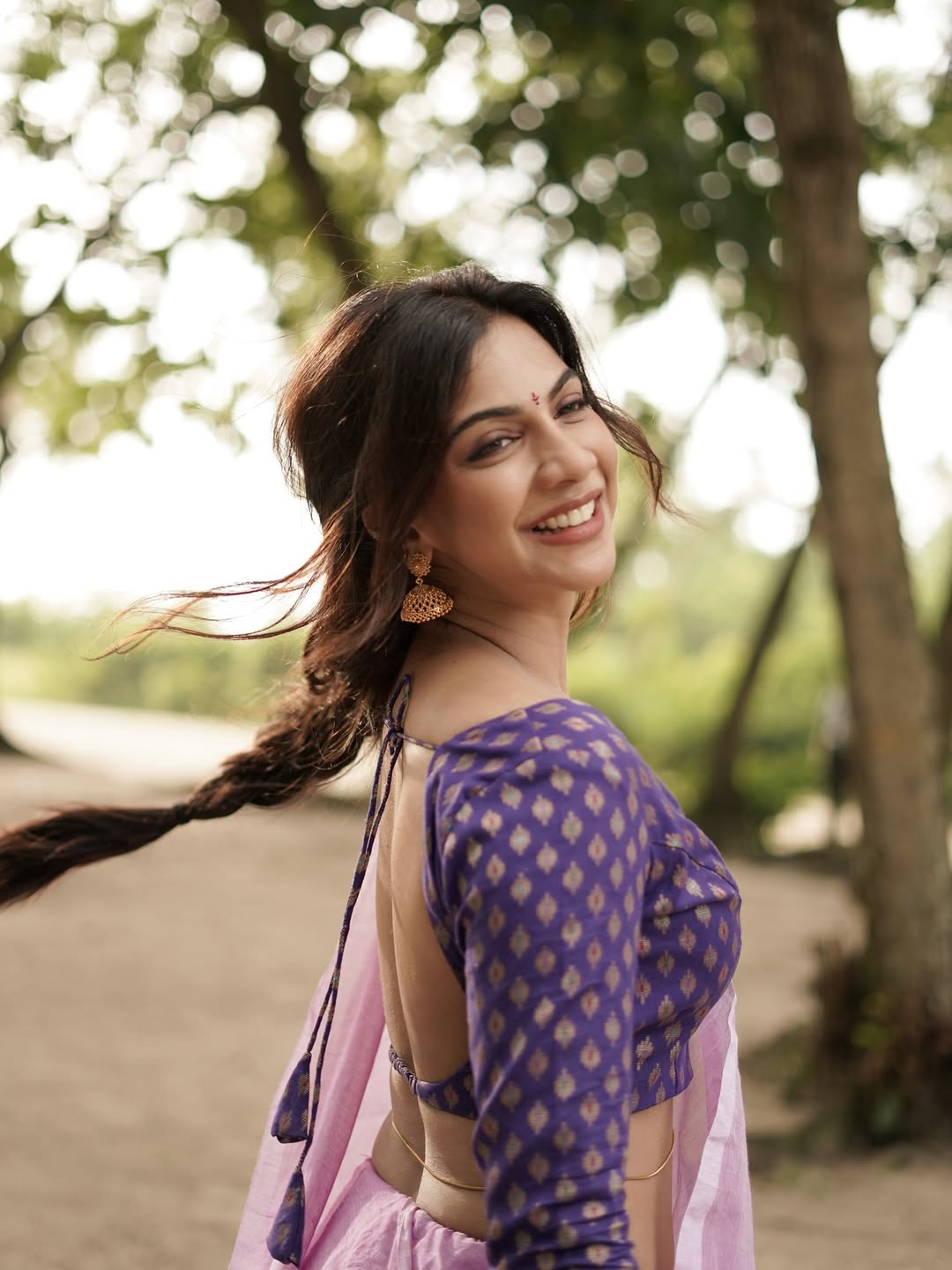 Madonna Sebastian Traditional Saree Look in Kerala Madonna Sebastian Traditional Saree Look in Kerala