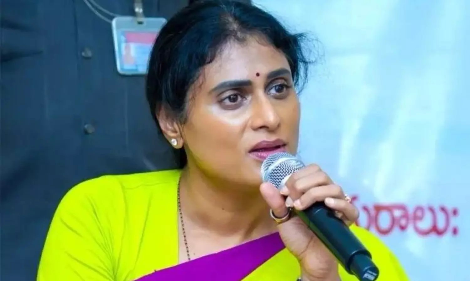 ప్రధాని మోదీ, హోంమంత్రి అమిత్ షాతో జగన్ హాట్ లైన్ చర్చలు.. ఏపీసీసీ చీఫ్ షర్మిల ఎదురుదాడి ప్రధాని మోదీ, హోంమంత్రి అమిత్ షాతో జగన్ హాట్ లైన్ చర్చలు.. ఏపీసీసీ చీఫ్ షర్మిల ఎదురుదాడి