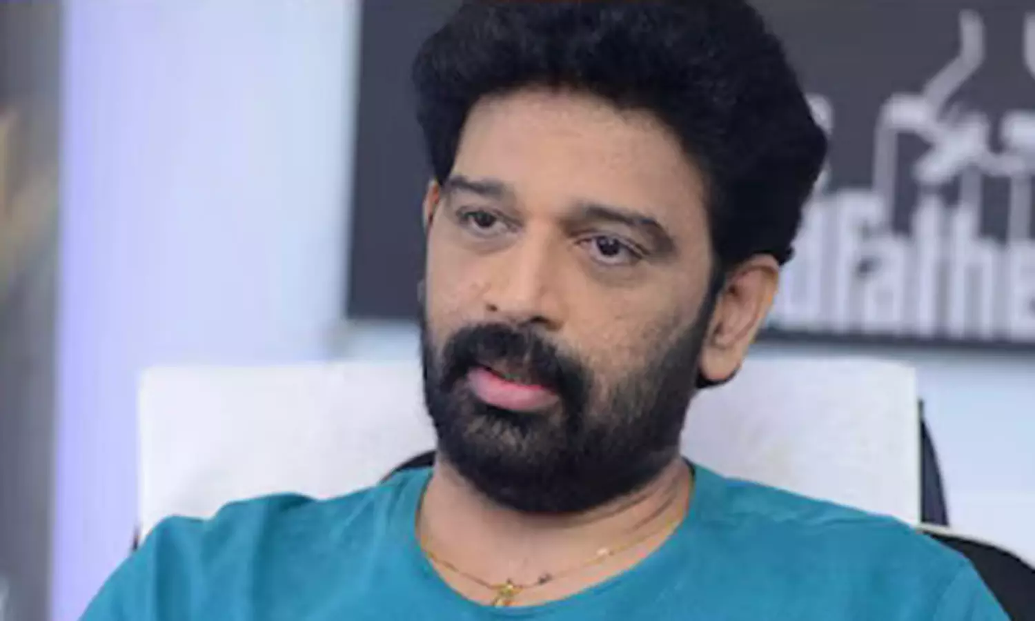 అండర్‌ వేర్‌తో రోడ్డుపై హీరో పరుగులు..!