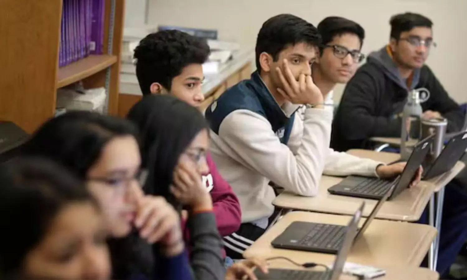 ట్రంప్ టారిఫ్స్ : అమెరికాలో భారత విద్యార్థుల ఆందోళన ట్రంప్ టారిఫ్స్ : అమెరికాలో భారత విద్యార్థుల ఆందోళన