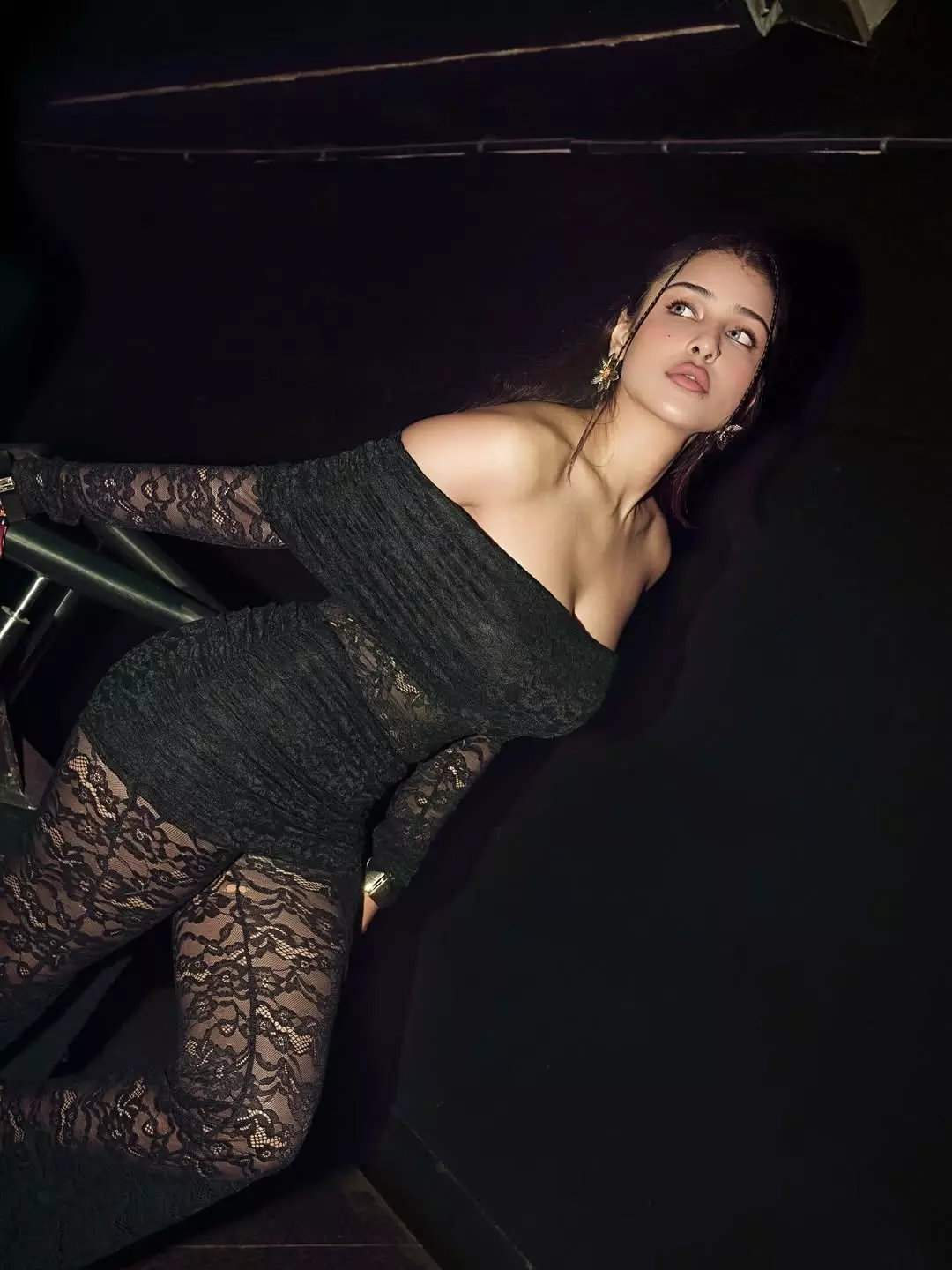 Edin Rose Sizzles in a Bold Black Lace Ensemble