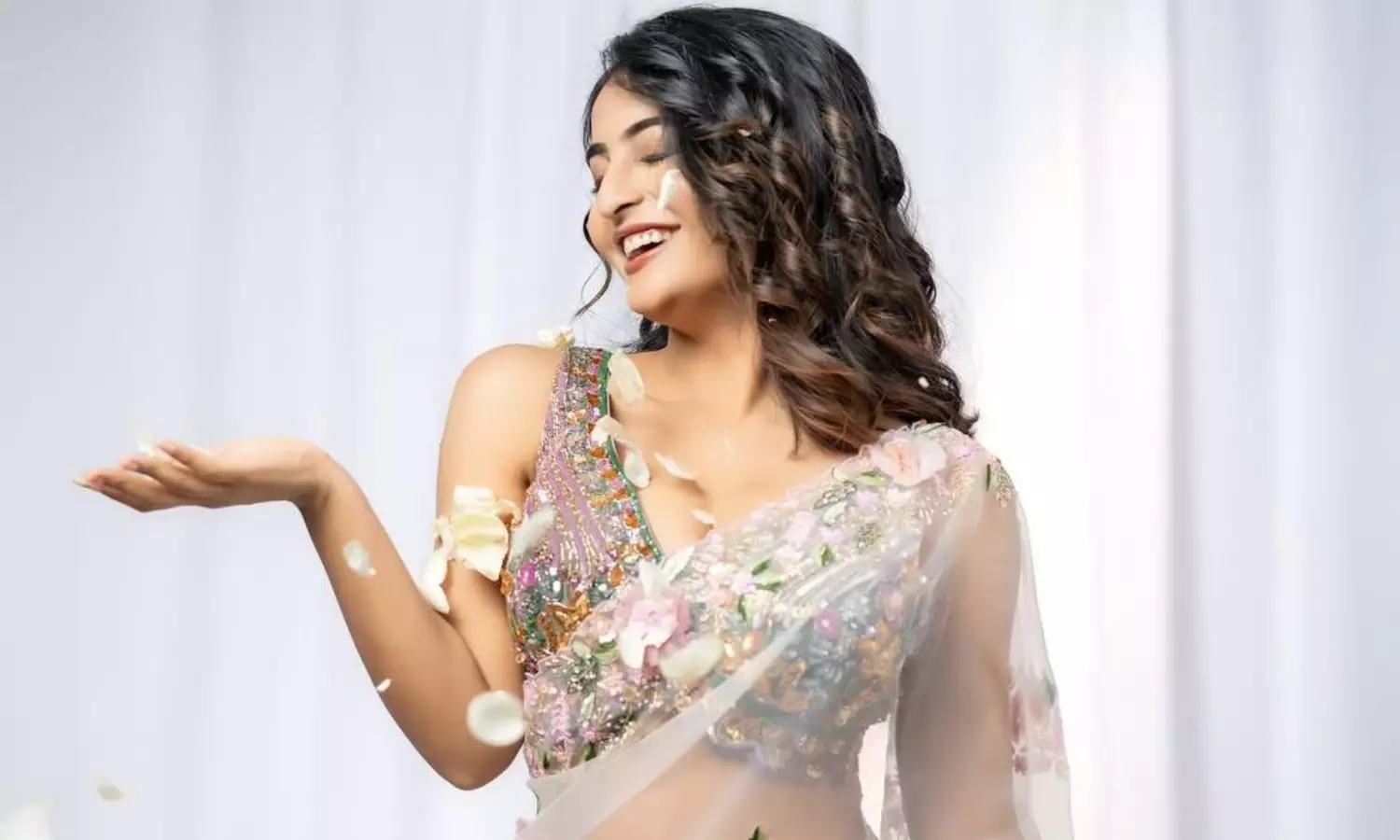 అనన్య నాగళ్ళ.. చీరలో కిల్లింగ్ హొయలు అనన్య నాగళ్ళ.. చీరలో కిల్లింగ్ హొయలు