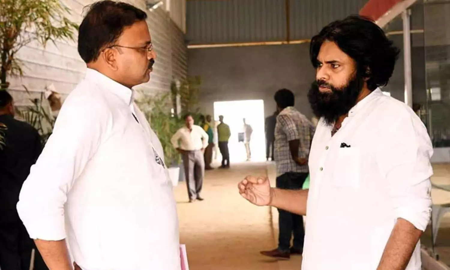 ఏపీ పాలిటిక్స్ లో బిగ్ ట్విస్ట్ జనసేనలో ఆ పార్టీ విలీనం..? చక్రం తిప్పుతున్న జన సేనాని!