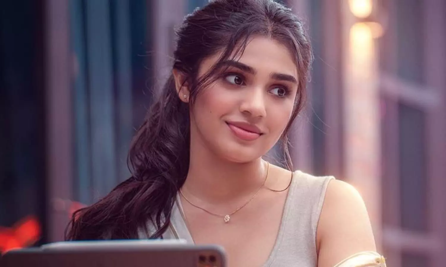 ఆ నటికి థర్డ్ క్లాస్ లోనే ఉప్పెనొచ్చిపోయింది! ఆ నటికి థర్డ్ క్లాస్ లోనే ఉప్పెనొచ్చిపోయింది!