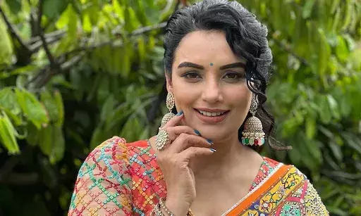 నాన్ బెయిలబుల్ వారెంట్.. కానీ అధ్యక్ష పదవి అందుకున్న మలయాళ నటి!