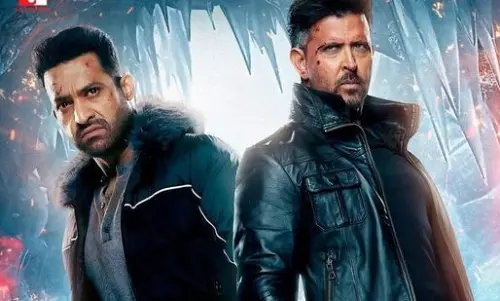 వార్ 2 రెండో రోజు వసూళ్లు.. హాలిడే బూస్ట్ తో బిగ్ జంప్