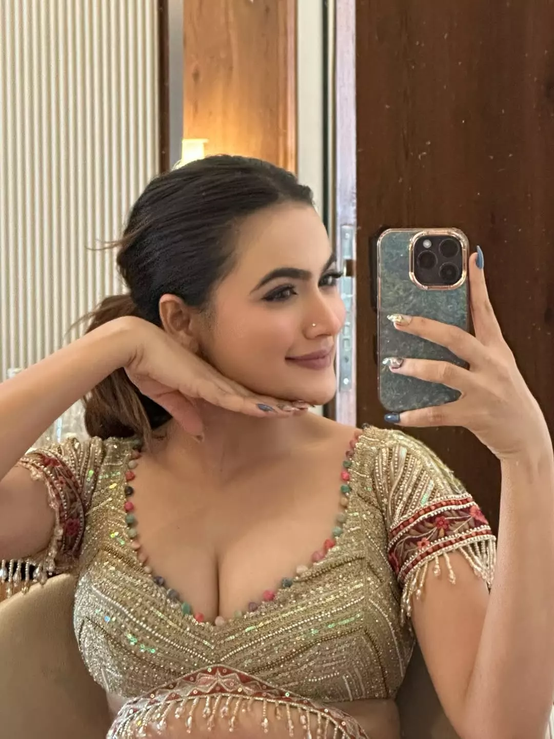 Reva Kaurase shines in traditional bridal jewelry look Reva Kaurase shines in traditional bridal jewelry look