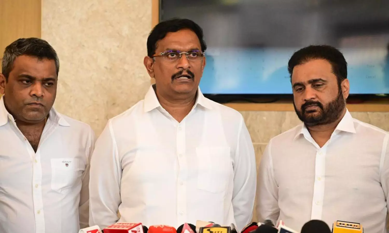 ఆంధ్రా క్రికెట్ అసోసియేషన్ ‘కూటమి’ పరం... ఇక బ్యాటింగే..! ఆంధ్రా క్రికెట్ అసోసియేషన్ ‘కూటమి’ పరం... ఇక బ్యాటింగే..!