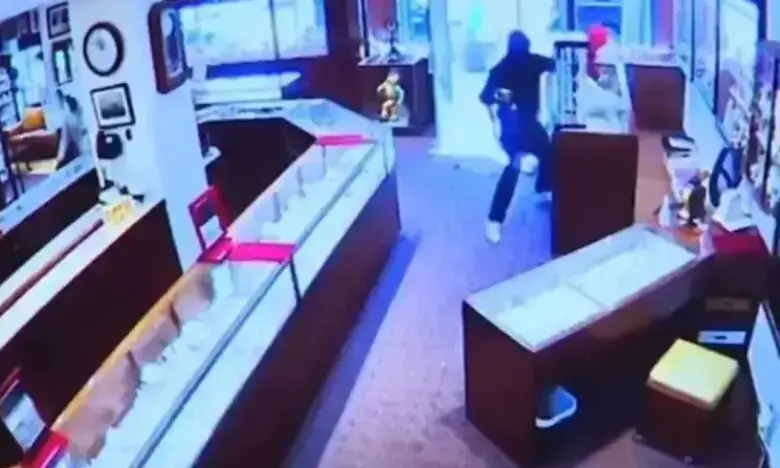 కళ్ళుమూసి తెరిచేలోపు భారీ దోపిడి.. రూ.18 కోట్లు చోరీ!