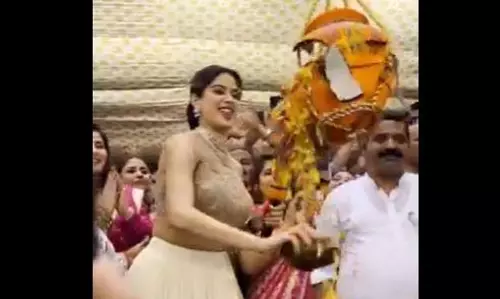 వీడియో : ఉట్టి కొట్టిన పరమ్‌ సుందరి