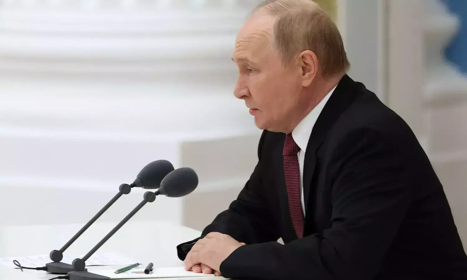 స్పెషల్ సూట్‌కేస్‌‌లో పుతిన్ మలం.. ఎందుకో తెలుసా?