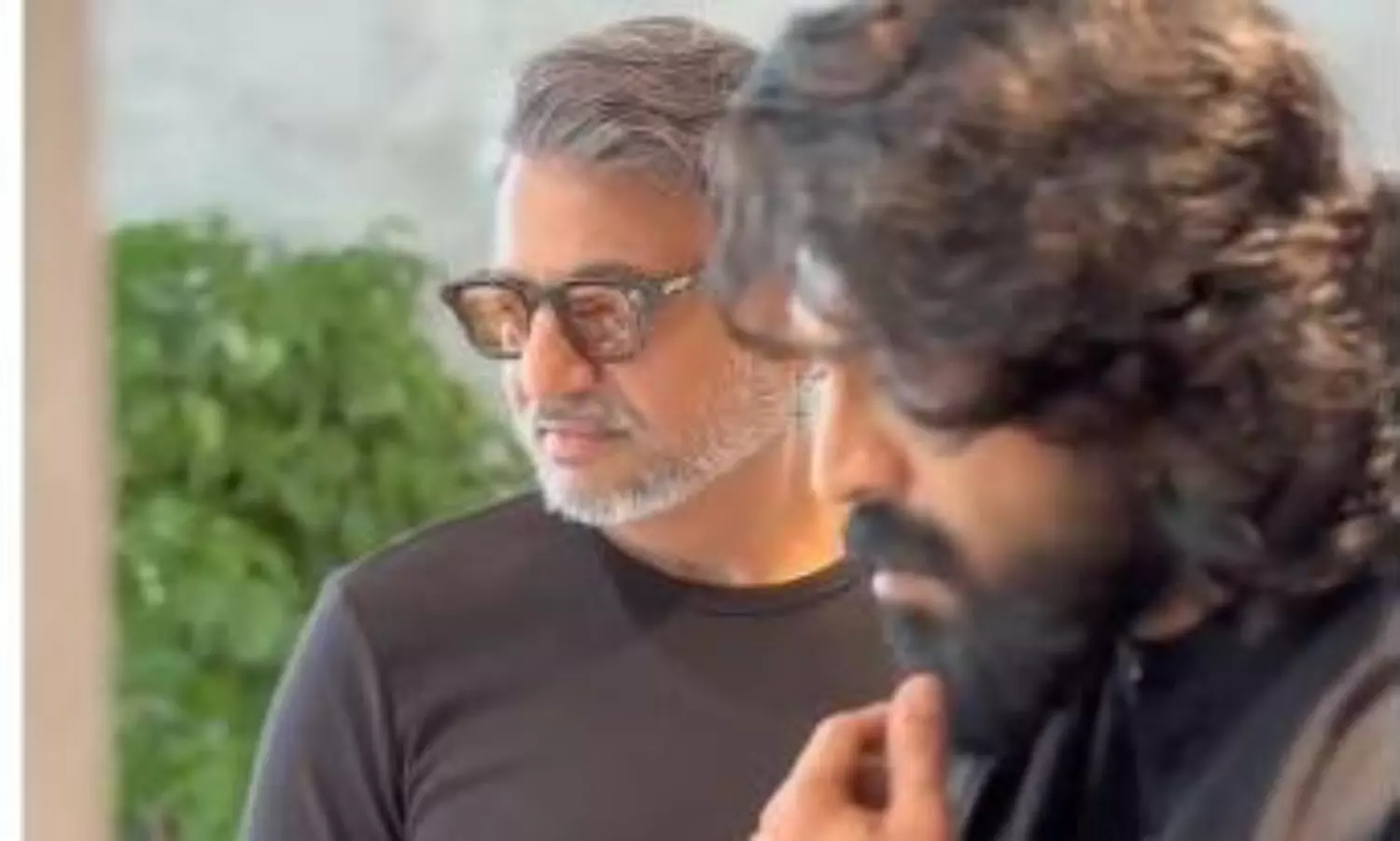 వీడియో : చరణ్ ఫ్యాన్స్ పిచ్చెక్కి పోతారు వీడియో : చరణ్ ఫ్యాన్స్ పిచ్చెక్కి పోతారు