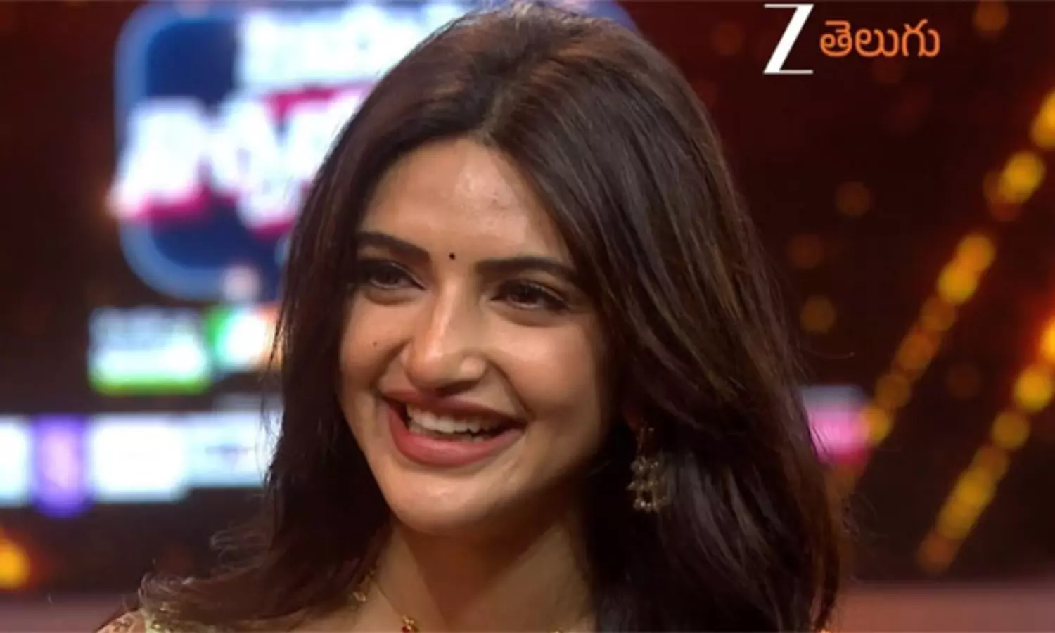 జగపతిబాబునే బెదిరించిన శ్రీ లీల.. లీలలు చాలనే ఉన్నాయే! జగపతిబాబునే బెదిరించిన శ్రీ లీల.. లీలలు చాలనే ఉన్నాయే!