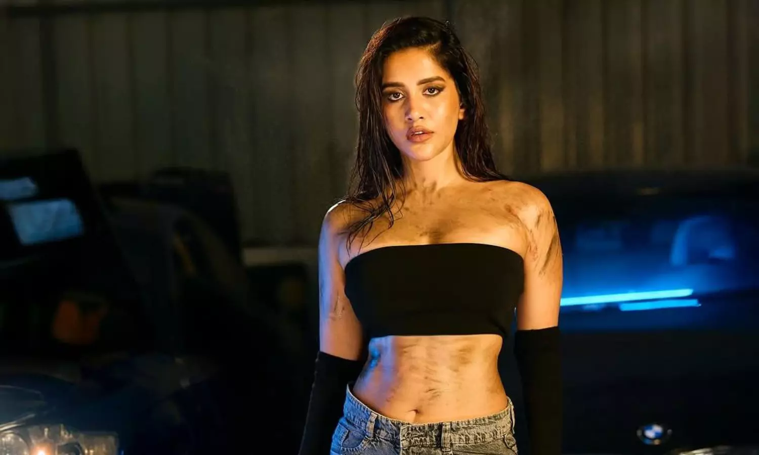 మెకానిక్ షెడ్ లో అందాల ప్రదర్శన.. చోటు దొరకలేదా అంటూ?