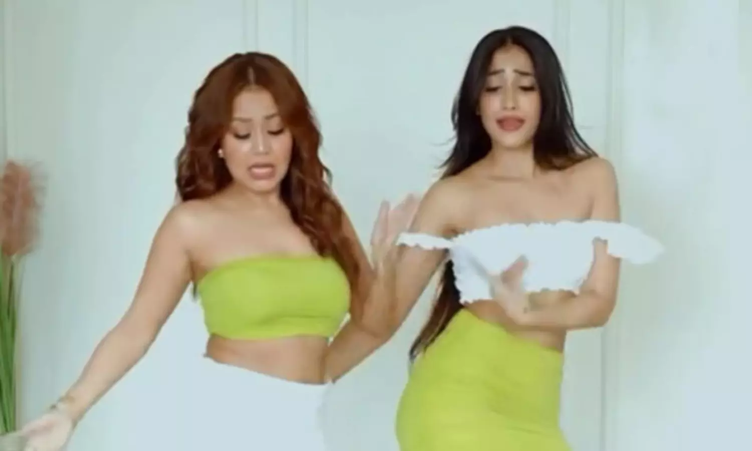 పొట్టి స్కర్టుల్లో సంపుతున్న సింగర్-డ్యాన్సర్ జోడీ పొట్టి స్కర్టుల్లో సంపుతున్న సింగర్-డ్యాన్సర్ జోడీ