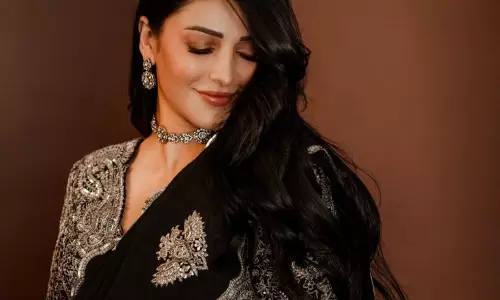 Shruti Haasan Slays The Style in Black Saree