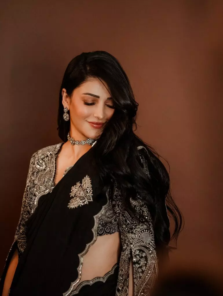 Shruti Haasan Slays The Style in Black Saree