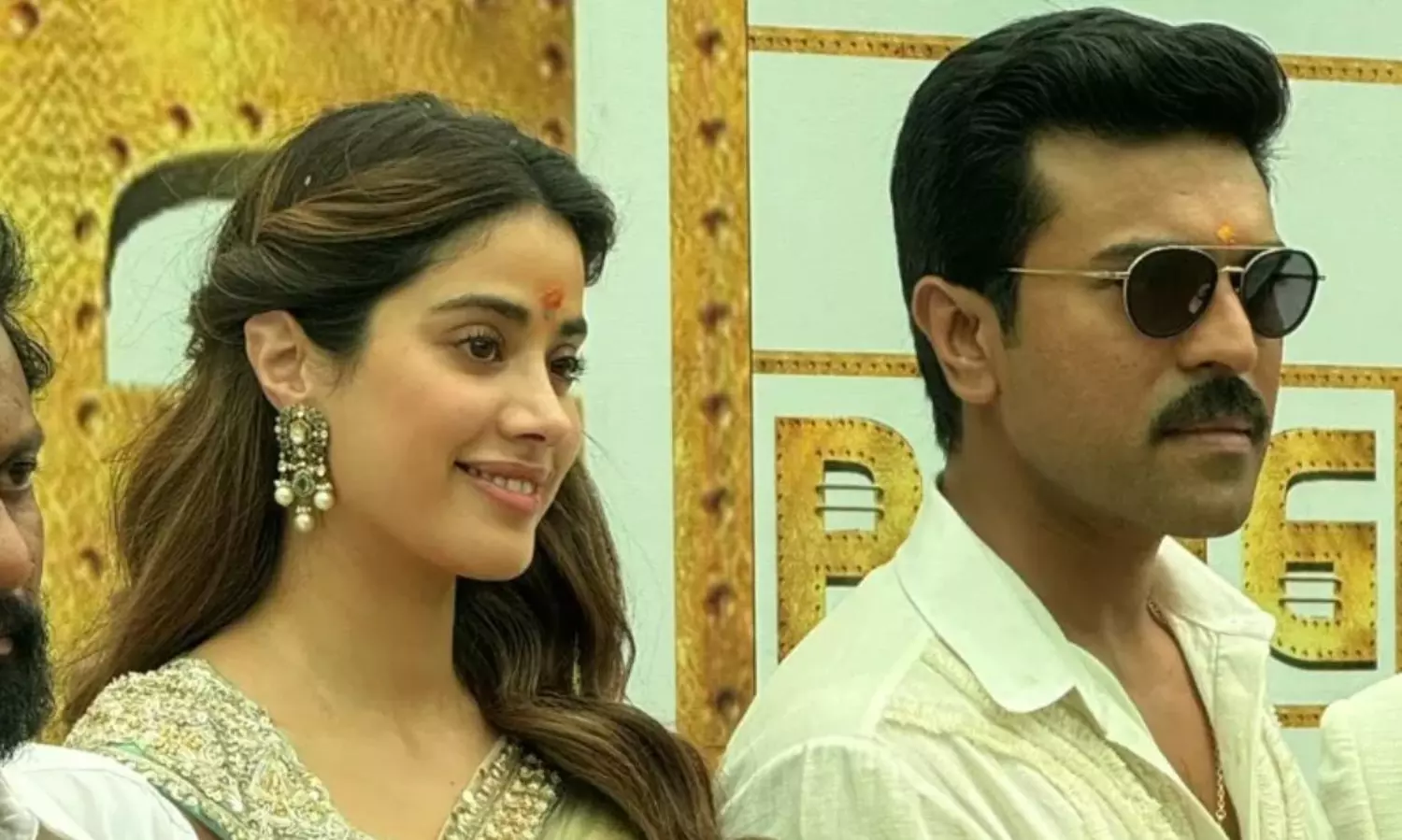 రెహ‌మాన్ ట్యూన్.. చ‌ర‌ణ్ స్టెప్పులు.. జాన్వీ గ్లామ‌ర్ నెక్ట్స్ లెవెల్ అంతే!