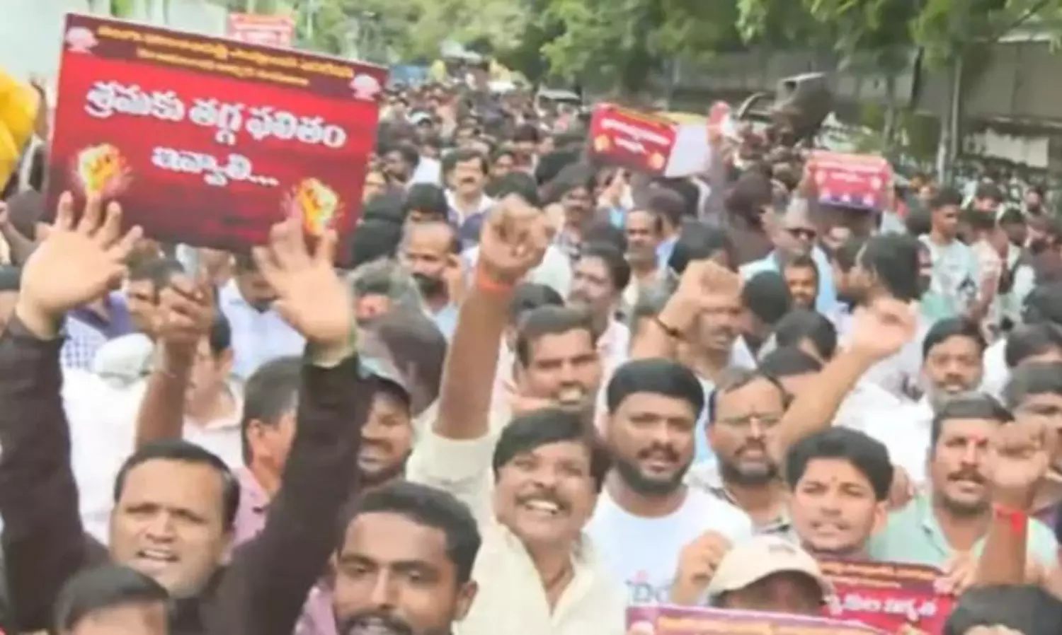 16వ రోజుకు సమ్మె.. రోడెక్కి వందలాది మంది కార్మికుల నిరసన