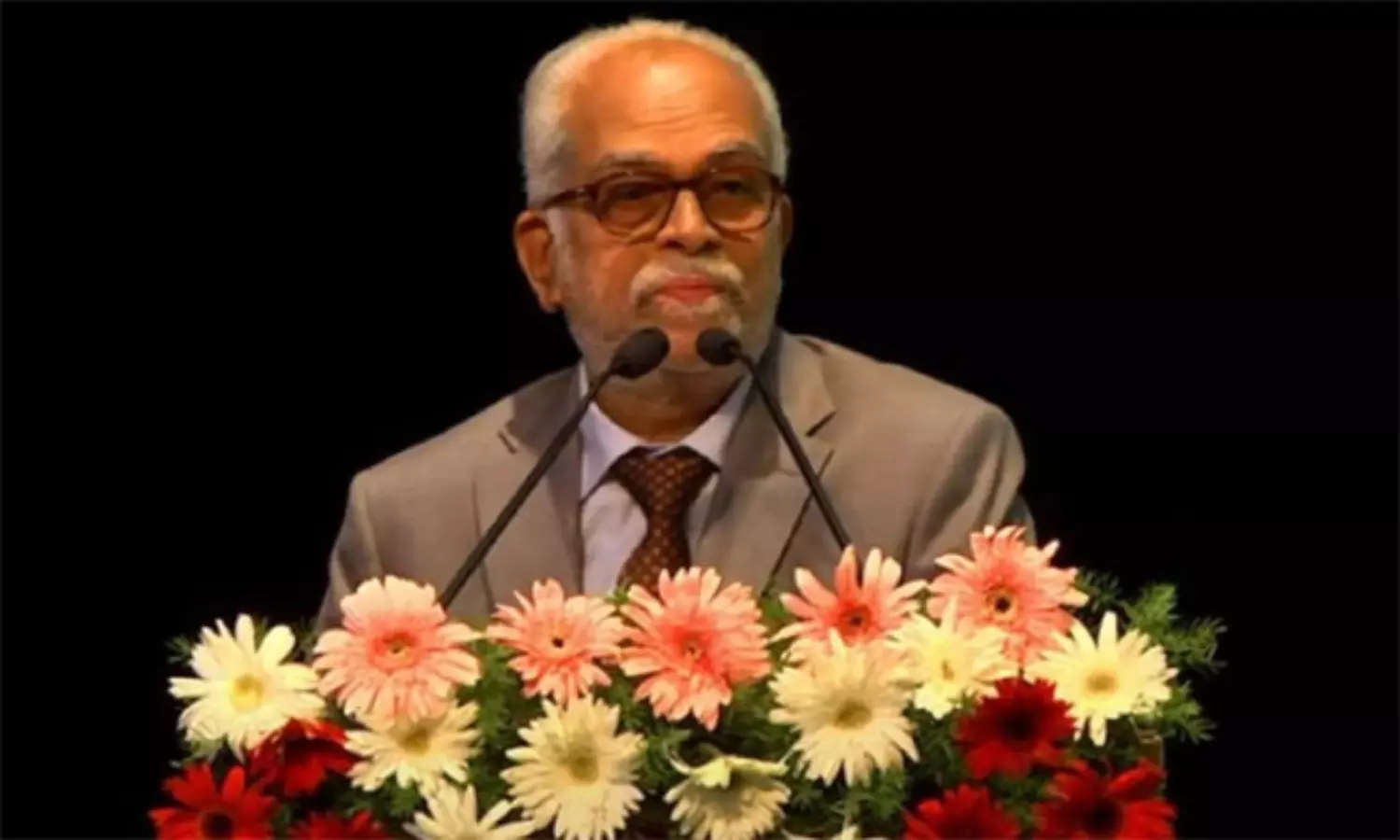 తెలుగు బిడ్డ సెంటిమెంట్...ఆ ముగ్గురికీ ఇబ్బందే ! తెలుగు బిడ్డ సెంటిమెంట్...ఆ ముగ్గురికీ ఇబ్బందే !