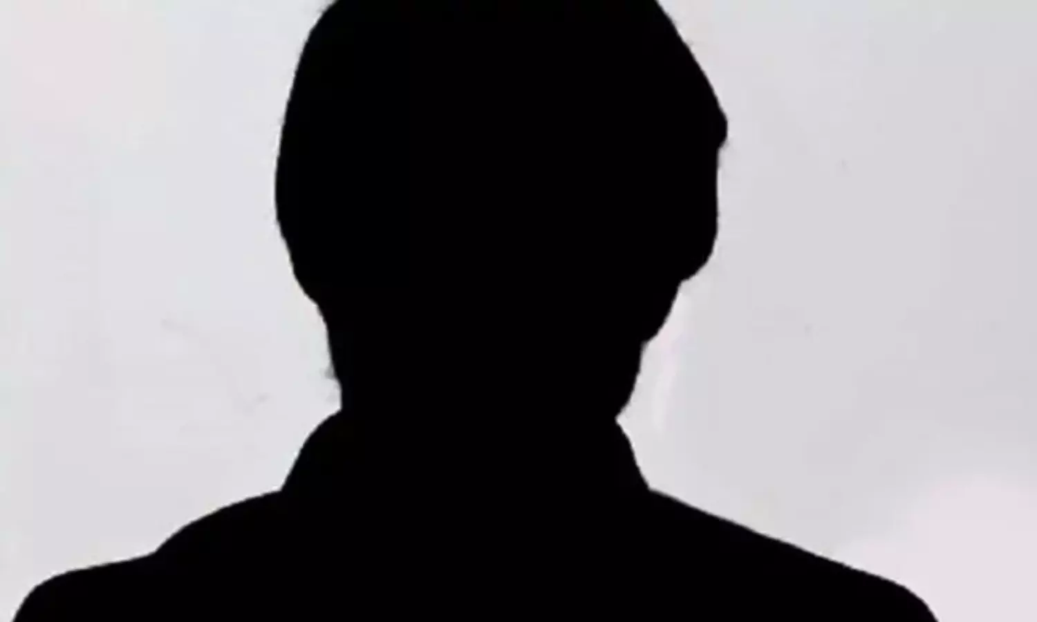 భార్య‌- కుమారుడి ని దాచేసిన సూప‌ర్‌స్టార్?