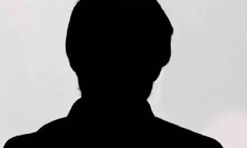 భార్య‌- కుమారుడి ని దాచేసిన సూప‌ర్‌స్టార్?