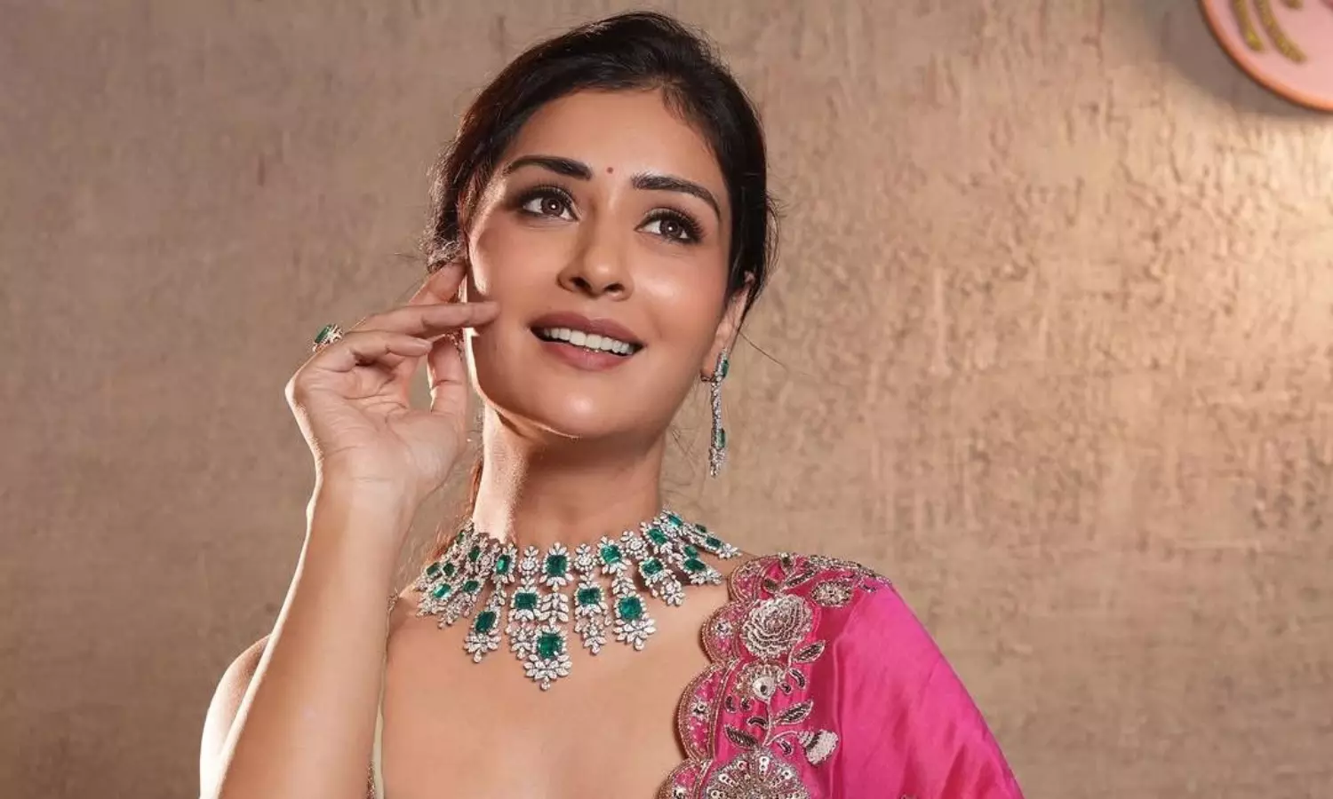 ట్రెడిషనల్ లుక్ లో హీట్ పెంచుతున్న పాయల్..నడుము వయ్యారాలతో!