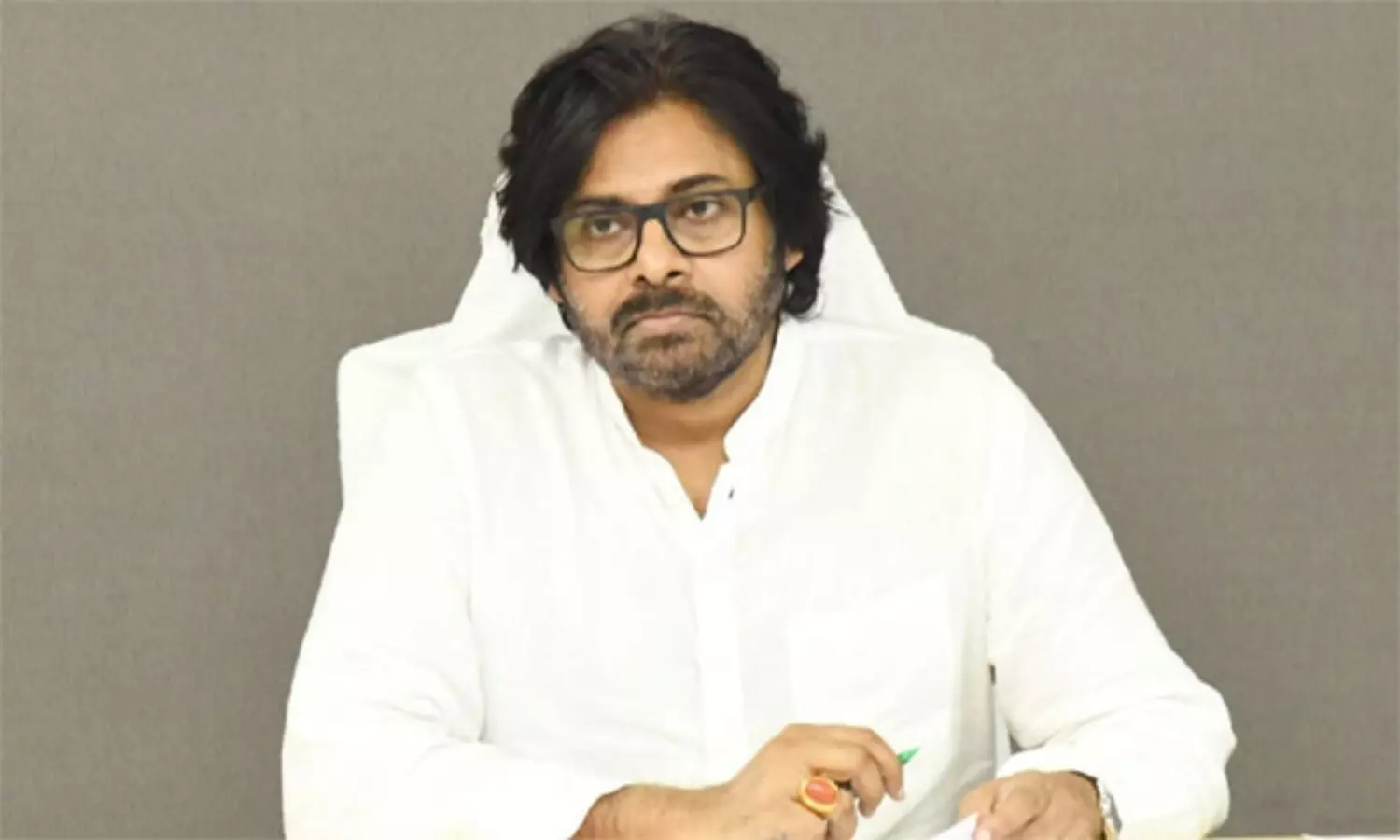 పిఠాపురంలో పవన్ భారీ కార్యక్రమం.. 10,000 మంది మహిళలకు శ్రావణ కానుక! పిఠాపురంలో పవన్ భారీ కార్యక్రమం.. 10,000 మంది మహిళలకు శ్రావణ కానుక!