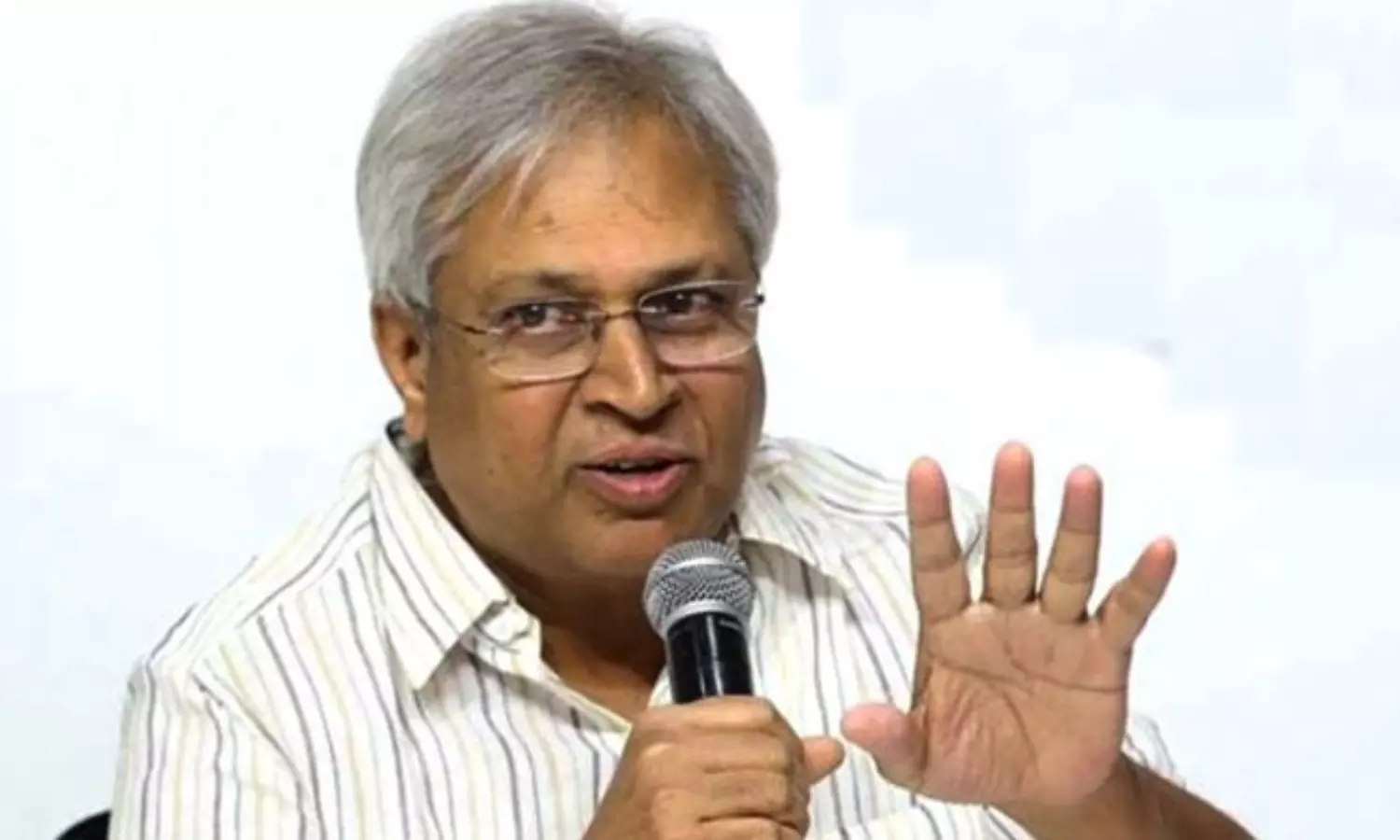 ఉండవల్లి ఇంటికి వైసీపీ నేతల క్యూ...మ్యాటరేంటి ?