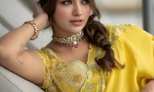 Jiya Shankar Graceful in Yellow Saree