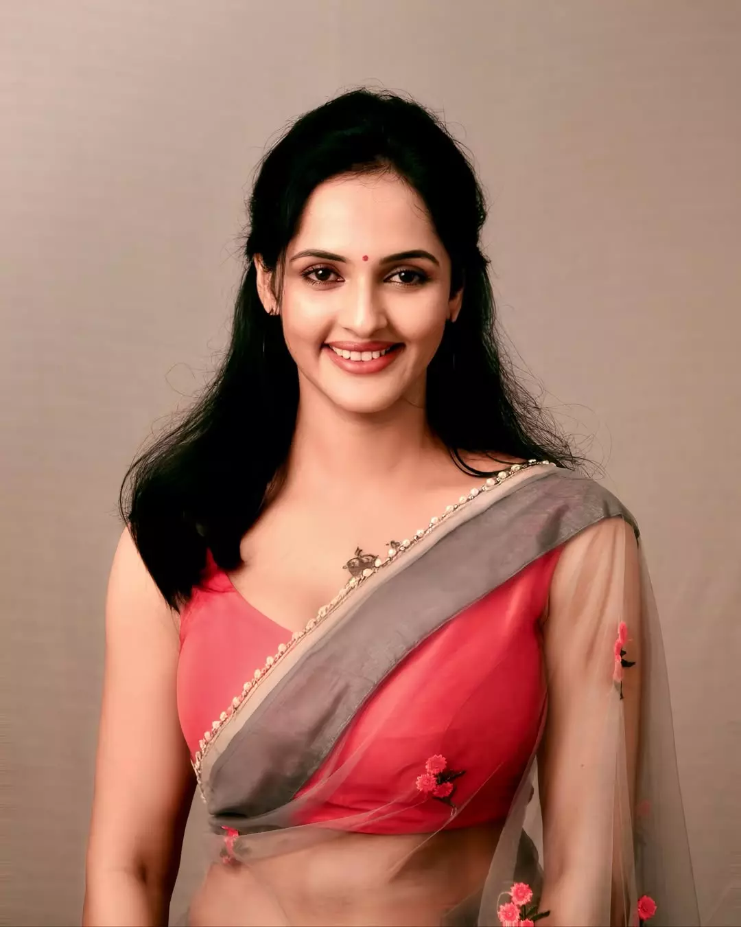 Jyothi Poorvaj Slays Timeless Grace in Saree