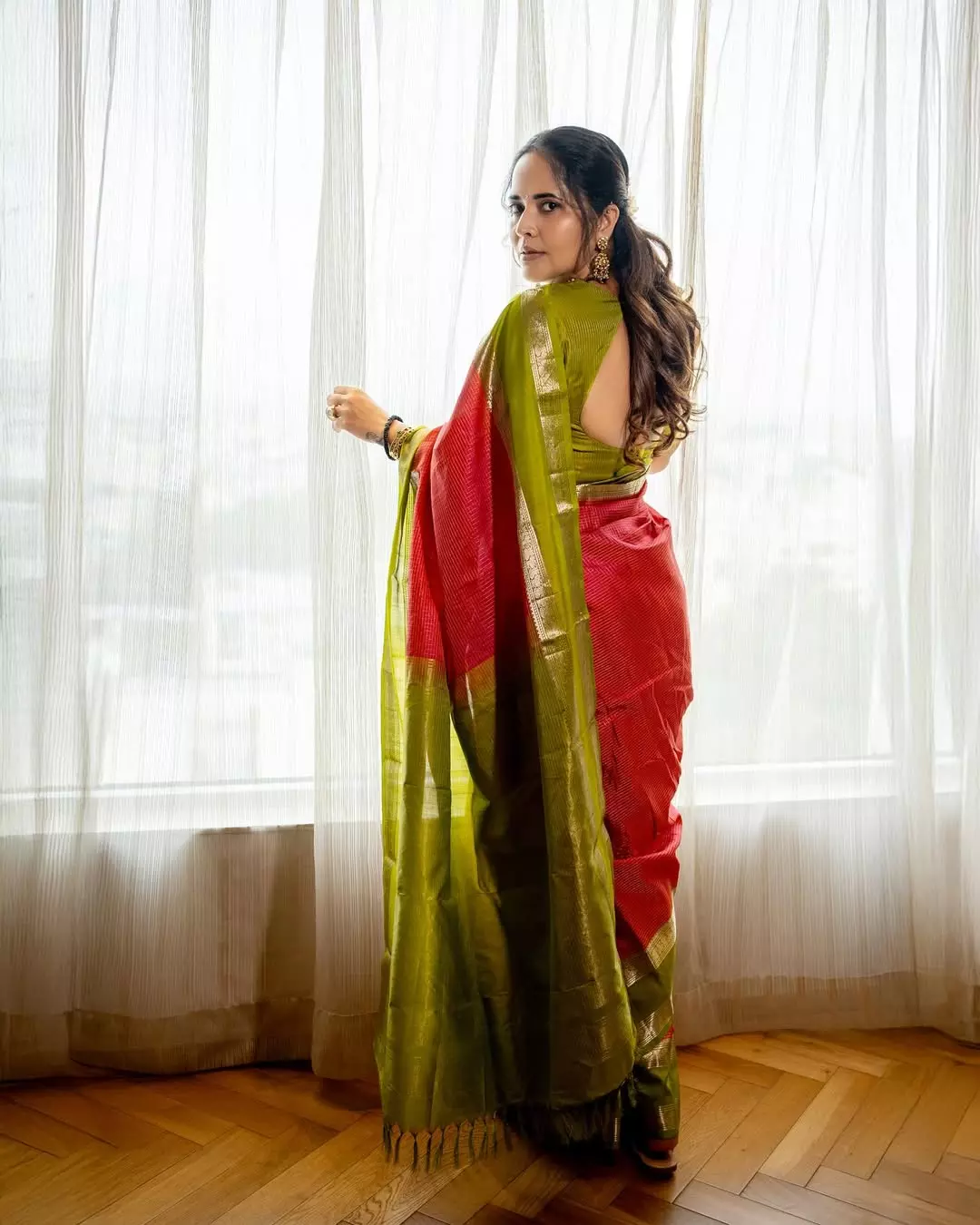 Anasuya Bharadwaj Shares Graceful Saree Look