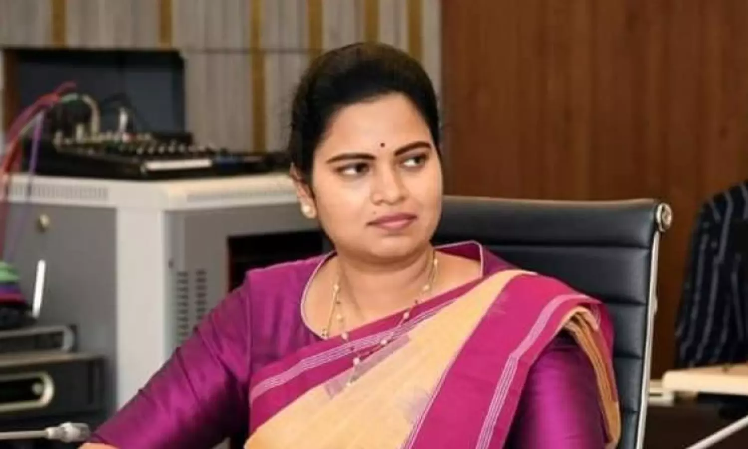 విడదల రజనీ చుట్టూ రాజకీయ దుమారం.. రీజనేంటి ..! విడదల రజనీ చుట్టూ రాజకీయ దుమారం.. రీజనేంటి ..!