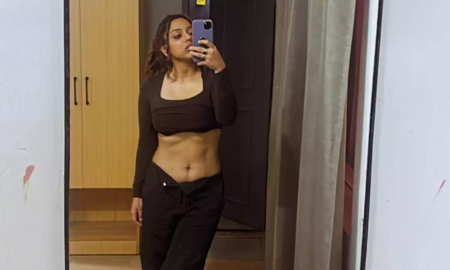 పిక్‌టాక్‌ : అందాల శర్మ మిర్రర్‌ సెల్ఫీ