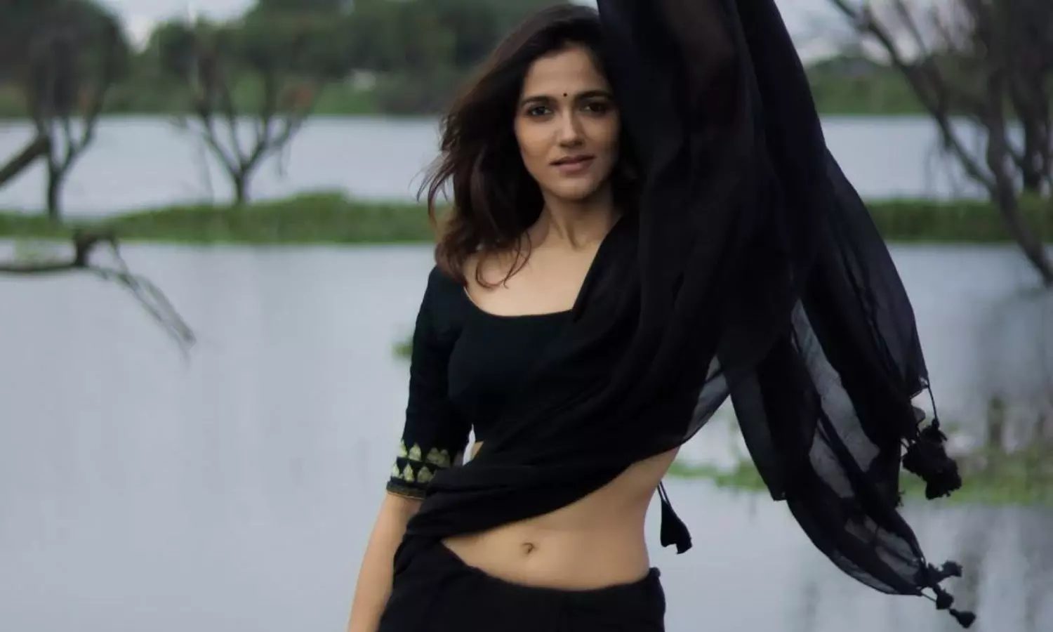 నడుము వయ్యారాలతో ఆశలు రేకెత్తిస్తున్న సిమ్రాన్ చౌదరి!