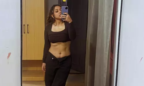 పిక్‌టాక్‌ : అందాల శర్మ మిర్రర్‌ సెల్ఫీ