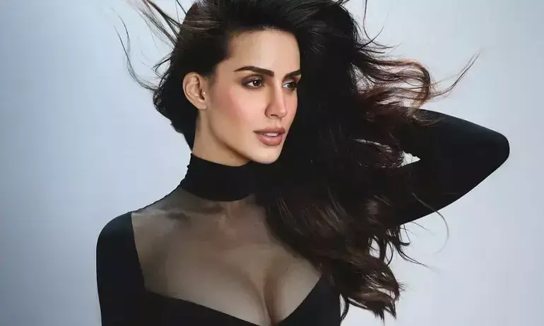 న‌ట‌వార‌సుడంటే ప‌డి చ‌స్తున్న లారిస్సా బోనెస్సి